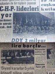 Vatan Gazetesi - Turkish Newspaper - 20 Mayıs 1962 - pusudaki diktatörlük yazan Cemal Reşit Eyüboğlu Başmakale - Adalet Partisi ve Cumhuriyet Halk Partisi liderleri çekişiyor - İsmet İnönü Ragıp Gümüşpala'nın demirci için her şey iki gün sonraki toplantıda anlaşılacak dedi - 19 Mayıs coşkunca kutlandı - Mithatpaşa stadında yapılan dünkü törende okulların bayraktarları fotoğraf - denizciler güç bir hareketi başarıyla yaparken fotoğraf - Devlet Demir yolları 2 milyar lira borçlu - siyasi kararlar 5 yıllık iktisadi plana uymalı - askeri fabrikada iş saati indirildi - Cannes film festivali'nin bitmesine yakın soyunma skandalı fotoğraf - Salazar gençliğin bütün faaliyetine yasak koydu - Meşrutiyet kıraathanesi Yazan Rıfat Ilgaz - Jeff Chandler Ayhan Işık ve Fer Nandel fotoğraf - Üç perdelik cinayet yazan agatha christie çeviren Ülkü Tamer - Yeşildirek Kader maçında Dün Gençlerbirliği de mağlup etti 2 0 - Kasımpaşa 1 Demirspor 0 - Galatasaray yarın kampa gidiyor -  Dünya Kupası yaklaşırken