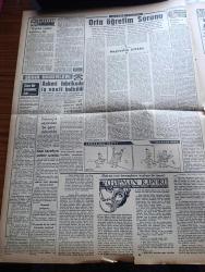 Vatan Gazetesi - Turkish Newspaper - 20 Mayıs 1962 - pusudaki diktatörlük yazan Cemal Reşit Eyüboğlu Başmakale - Adalet Partisi ve Cumhuriyet Halk Partisi liderleri çekişiyor - İsmet İnönü Ragıp Gümüşpala'nın demirci için her şey iki gün sonraki toplantıda anlaşılacak dedi - 19 Mayıs coşkunca kutlandı - Mithatpaşa stadında yapılan dünkü törende okulların bayraktarları fotoğraf - denizciler güç bir hareketi başarıyla yaparken fotoğraf - Devlet Demir yolları 2 milyar lira borçlu - siyasi kararlar 5 yıllık iktisadi plana uymalı - askeri fabrikada iş saati indirildi - Cannes film festivali'nin bitmesine yakın soyunma skandalı fotoğraf - Salazar gençliğin bütün faaliyetine yasak koydu - Meşrutiyet kıraathanesi Yazan Rıfat Ilgaz - Jeff Chandler Ayhan Işık ve Fer Nandel fotoğraf - Üç perdelik cinayet yazan agatha christie çeviren Ülkü Tamer - Yeşildirek Kader maçında Dün Gençlerbirliği de mağlup etti 2 0 - Kasımpaşa 1 Demirspor 0 - Galatasaray yarın kampa gidiyor -  Dünya Kupası yaklaşırken
