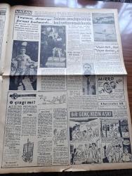 Vatan Gazetesi - Turkish Newspaper - 20 Mayıs 1962 - pusudaki diktatörlük yazan Cemal Reşit Eyüboğlu Başmakale - Adalet Partisi ve Cumhuriyet Halk Partisi liderleri çekişiyor - İsmet İnönü Ragıp Gümüşpala'nın demirci için her şey iki gün sonraki toplantıda anlaşılacak dedi - 19 Mayıs coşkunca kutlandı - Mithatpaşa stadında yapılan dünkü törende okulların bayraktarları fotoğraf - denizciler güç bir hareketi başarıyla yaparken fotoğraf - Devlet Demir yolları 2 milyar lira borçlu - siyasi kararlar 5 yıllık iktisadi plana uymalı - askeri fabrikada iş saati indirildi - Cannes film festivali'nin bitmesine yakın soyunma skandalı fotoğraf - Salazar gençliğin bütün faaliyetine yasak koydu - Meşrutiyet kıraathanesi Yazan Rıfat Ilgaz - Jeff Chandler Ayhan Işık ve Fer Nandel fotoğraf - Üç perdelik cinayet yazan agatha christie çeviren Ülkü Tamer - Yeşildirek Kader maçında Dün Gençlerbirliği de mağlup etti 2 0 - Kasımpaşa 1 Demirspor 0 - Galatasaray yarın kampa gidiyor -  Dünya Kupası yaklaşırken