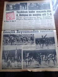 Vatan Gazetesi - Turkish Newspaper - 20 Mayıs 1962 - pusudaki diktatörlük yazan Cemal Reşit Eyüboğlu Başmakale - Adalet Partisi ve Cumhuriyet Halk Partisi liderleri çekişiyor - İsmet İnönü Ragıp Gümüşpala'nın demirci için her şey iki gün sonraki toplantıda anlaşılacak dedi - 19 Mayıs coşkunca kutlandı - Mithatpaşa stadında yapılan dünkü törende okulların bayraktarları fotoğraf - denizciler güç bir hareketi başarıyla yaparken fotoğraf - Devlet Demir yolları 2 milyar lira borçlu - siyasi kararlar 5 yıllık iktisadi plana uymalı - askeri fabrikada iş saati indirildi - Cannes film festivali'nin bitmesine yakın soyunma skandalı fotoğraf - Salazar gençliğin bütün faaliyetine yasak koydu - Meşrutiyet kıraathanesi Yazan Rıfat Ilgaz - Jeff Chandler Ayhan Işık ve Fer Nandel fotoğraf - Üç perdelik cinayet yazan agatha christie çeviren Ülkü Tamer - Yeşildirek Kader maçında Dün Gençlerbirliği de mağlup etti 2 0 - Kasımpaşa 1 Demirspor 0 - Galatasaray yarın kampa gidiyor -  Dünya Kupası yaklaşırken