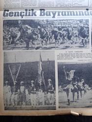 Vatan Gazetesi - Turkish Newspaper - 20 Mayıs 1962 - pusudaki diktatörlük yazan Cemal Reşit Eyüboğlu Başmakale - Adalet Partisi ve Cumhuriyet Halk Partisi liderleri çekişiyor - İsmet İnönü Ragıp Gümüşpala'nın demirci için her şey iki gün sonraki toplantıda anlaşılacak dedi - 19 Mayıs coşkunca kutlandı - Mithatpaşa stadında yapılan dünkü törende okulların bayraktarları fotoğraf - denizciler güç bir hareketi başarıyla yaparken fotoğraf - Devlet Demir yolları 2 milyar lira borçlu - siyasi kararlar 5 yıllık iktisadi plana uymalı - askeri fabrikada iş saati indirildi - Cannes film festivali'nin bitmesine yakın soyunma skandalı fotoğraf - Salazar gençliğin bütün faaliyetine yasak koydu - Meşrutiyet kıraathanesi Yazan Rıfat Ilgaz - Jeff Chandler Ayhan Işık ve Fer Nandel fotoğraf - Üç perdelik cinayet yazan agatha christie çeviren Ülkü Tamer - Yeşildirek Kader maçında Dün Gençlerbirliği de mağlup etti 2 0 - Kasımpaşa 1 Demirspor 0 - Galatasaray yarın kampa gidiyor -  Dünya Kupası yaklaşırken