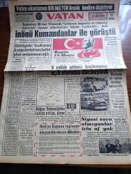 Vatan Gazetesi - Turkish Newspaper - 19 Mayıs 1962 - ne için olmasın yazan Şevket Süreyya Aydemir Başmakale - İsmet İnönü kumandanlar ile görüştü - Bugün 19 Mayıs bütün yurtta törenler yapılıyor - Başbakan İsmet İnönü 28. Tümeni gezdi - Ragıp Gümüşpala koalisyonu bozup devleti meçhul bir yöne sevk etmeyeceğiz dedi - Ticaret Bakanı İhsan Gürsan sanayicilerin yüzü yakında girecek dedi - Lebit Yurdoğlu Adalet Partisini suçladı - 5 yıllık planlı kalkınma açık oturumu dün başladı - CHP genel sekreter yardımcısı Kemal Satır oturmayan bir rejimde ihtilaller beklenebilir - siyasi suçu olmayanlar için af yok - genelkurmay Başkanı Orgeneral Cevdet Sunay Paris'e gitti - Avni Doğan bakanlıktan istifa ettim diyor - Boratav'a cevabım yazan Zeki Velidi Togan - komünist ajanı Eisenhower yazan Oktay Akbal - imparator yeğeni tiyatro oyuncusu Thien Hung fotoğraf - Üç Perdelik cinayet yazan agatha christie çeviren Ülkü Tamer Yazı Dizisi - futbolda ligin baraj düğümü bu hafta çözülüyor - Fenerbahçe