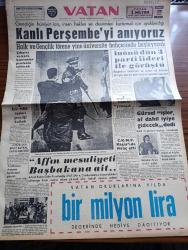 Vatan Gazetesi - Turkish Newspaper - 28 Nisan 1962 - gençliğin Hürriyet için insan hakları ve devrimleri kurtarmak için ayaklandığı kanlı perşembeyi anıyoruz - İsmet İnönü Dün 3 parti lideri ile görüştü - kaba ve kara kuvvete karşı direnen gençliğin önünde emniyet Kuvvetleri seferber edilmişti fotoğraf - eski milli birlik komitesi üyeleri gençliği kutladı - Cemal Gürsel işler af dahil iyiye gidecek dedi fotoğraf - Adalet Partili Nebahat Aslan Tevkif edildi - adalet bakanı Sahir Kurutluoğlu affın mesuliyeti başbakana ait dedi - 14'lerden Rifat Baykal yarın geliyor - Pil davasını Anayasa mahkemesi görecek - Darülaceze müdürü Turgut Aytuğrul'un başka göreve atanması protesto edildi fotoğraf - Münir Özkul turnede fotoğraf - 28 Nisan bir başlangıçtır yazan Oktay Akbal - İstanbul Ankara Radyosu Programı - Üç perdelik cinayet yazan agatha christie çeviren Ülkü Tamer Yazı Dizisi - Metin Oktay kati olarak Galatasaray'a dönecek - Matthews'li Stoke City geliyor - Can Bartunun düğünü fotoğraflar