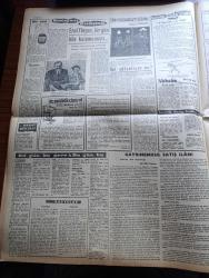 Vatan Gazetesi - Turkish Newspaper - 28 Nisan 1962 - gençliğin Hürriyet için insan hakları ve devrimleri kurtarmak için ayaklandığı kanlı perşembeyi anıyoruz - İsmet İnönü Dün 3 parti lideri ile görüştü - kaba ve kara kuvvete karşı direnen gençliğin önünde emniyet Kuvvetleri seferber edilmişti fotoğraf - eski milli birlik komitesi üyeleri gençliği kutladı - Cemal Gürsel işler af dahil iyiye gidecek dedi fotoğraf - Adalet Partili Nebahat Aslan Tevkif edildi - adalet bakanı Sahir Kurutluoğlu affın mesuliyeti başbakana ait dedi - 14'lerden Rifat Baykal yarın geliyor - Pil davasını Anayasa mahkemesi görecek - Darülaceze müdürü Turgut Aytuğrul'un başka göreve atanması protesto edildi fotoğraf - Münir Özkul turnede fotoğraf - 28 Nisan bir başlangıçtır yazan Oktay Akbal - İstanbul Ankara Radyosu Programı - Üç perdelik cinayet yazan agatha christie çeviren Ülkü Tamer Yazı Dizisi - Metin Oktay kati olarak Galatasaray'a dönecek - Matthews'li Stoke City geliyor - Can Bartunun düğünü fotoğraflar