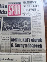 Vatan Gazetesi - Turkish Newspaper - 28 Nisan 1962 - gençliğin Hürriyet için insan hakları ve devrimleri kurtarmak için ayaklandığı kanlı perşembeyi anıyoruz - İsmet İnönü Dün 3 parti lideri ile görüştü - kaba ve kara kuvvete karşı direnen gençliğin önünde emniyet Kuvvetleri seferber edilmişti fotoğraf - eski milli birlik komitesi üyeleri gençliği kutladı - Cemal Gürsel işler af dahil iyiye gidecek dedi fotoğraf - Adalet Partili Nebahat Aslan Tevkif edildi - adalet bakanı Sahir Kurutluoğlu affın mesuliyeti başbakana ait dedi - 14'lerden Rifat Baykal yarın geliyor - Pil davasını Anayasa mahkemesi görecek - Darülaceze müdürü Turgut Aytuğrul'un başka göreve atanması protesto edildi fotoğraf - Münir Özkul turnede fotoğraf - 28 Nisan bir başlangıçtır yazan Oktay Akbal - İstanbul Ankara Radyosu Programı - Üç perdelik cinayet yazan agatha christie çeviren Ülkü Tamer Yazı Dizisi - Metin Oktay kati olarak Galatasaray'a dönecek - Matthews'li Stoke City geliyor - Can Bartunun düğünü fotoğraflar