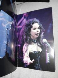 Dvd Şebnem Ferah 10 Mart 2007 İstanbul konseri. Orijinal Pasaj Müzik. Kitapçıklı. Çalışmasını etkilemeyen çizikler var, sorunsuz çalışıyor koleksiyonluk