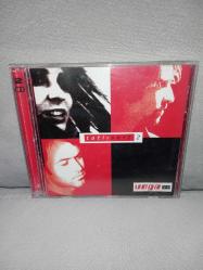 Cd Vega tatlı sert 2 albümü. Orijinal. 2003 Universal baskı. 2 Disk. Dinlemeyi etkilemeyen çizikler var. Sorunsuz çalışıyor. Nadir albümlerden. koleksiyonluk