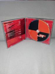 Cd Vega tatlı sert 2 albümü. Orijinal. 2003 Universal baskı. 2 Disk. Dinlemeyi etkilemeyen çizikler var. Sorunsuz çalışıyor. Nadir albümlerden. koleksiyonluk