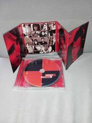 Cd Vega tatlı sert 2 albümü. Orijinal. 2003 Universal baskı. 2 Disk. Dinlemeyi etkilemeyen çizikler var. Sorunsuz çalışıyor. Nadir albümlerden. koleksiyonluk