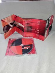 Cd Vega tatlı sert 2 albümü. Orijinal. 2003 Universal baskı. 2 Disk. Dinlemeyi etkilemeyen çizikler var. Sorunsuz çalışıyor. Nadir albümlerden. koleksiyonluk