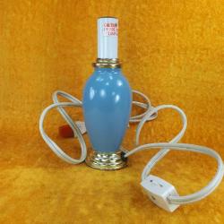 VINTAGE LİLA RENKLİ PORSELEN GÖVDELİ , BUJİ AMPULLÜ ORJİNAL KABLO , ANAHTAR VE AMERİKAN FİŞLİ KÜÇÜK BOY ABAJUR