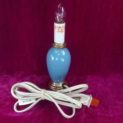 VINTAGE LİLA RENKLİ PORSELEN GÖVDELİ , BUJİ AMPULLÜ ORJİNAL KABLO , ANAHTAR VE AMERİKAN FİŞLİ KÜÇÜK BOY ABAJUR