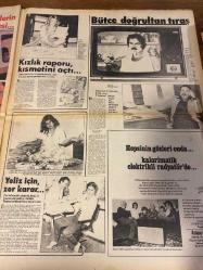 HAFTA SONU GAZETESİ DOĞUM GÜNÜ HEDİYESİ  ( Turkish Newspaper ) - 20 EKİM 1978 -TAM TAKIM 12 SAYFADIR -Canan Özbek-Prenses Banu-Bülent Ersoy-Türkan Şoray-Necla Nazır-Kadir İnanır-Selçuk Ural-Ayhan Işık-Tülay Karaca-Yeliz-Nesrin Topkapı-Akın Uğurlu-Nerke Karabekir-Ferdi Tayfur-Nüket Duru-Prenses Caroline-İrfan Dadaş-Medina Mercouri-Ümit Dadaş-Müjde Ar-Canan Özbaş-Emel Sayın-Cüneyt Arkın-Sevda Ün-Memduh Ün-Sevda Ün’ün kızı Çiğdem Ün-Tarık Akan-Müjgan Güneş-Ayla Algan-Nihican Güneş-Elvan Sevil-Recep Kaymak-Cüneyt Türel-Son ümit Rusya’da Türkan Şoray’ın el titremelerine çare bulunamıyor-Çay fincanını bile ancak iki eliyle tutabiliyor-Evden çıkarken çok heyecanlıydı-Film çalışmaları biter bitmez tedavi başlayacak-Necla Nazır’ın mutluluğunu yıkan garip olay-Bu kadın Kadir İnanır’a büyü mü yaptı-Son günlerin en büyük dedikodusu-Sosyete terzisinin kızı Selçuk Ural’ın eski eşi-Kızlık raporu kısmetini açtı-Yeliz için zor karar-Bütçe doğrultan tıraş-Benimle çalışın dişlerinizi bedava yaptırın-Anka