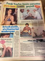 HAFTA SONU GAZETESİ DOĞUM GÜNÜ HEDİYESİ  ( Turkish Newspaper ) - 20 EKİM 1978 -TAM TAKIM 12 SAYFADIR -Canan Özbek-Prenses Banu-Bülent Ersoy-Türkan Şoray-Necla Nazır-Kadir İnanır-Selçuk Ural-Ayhan Işık-Tülay Karaca-Yeliz-Nesrin Topkapı-Akın Uğurlu-Nerke Karabekir-Ferdi Tayfur-Nüket Duru-Prenses Caroline-İrfan Dadaş-Medina Mercouri-Ümit Dadaş-Müjde Ar-Canan Özbaş-Emel Sayın-Cüneyt Arkın-Sevda Ün-Memduh Ün-Sevda Ün’ün kızı Çiğdem Ün-Tarık Akan-Müjgan Güneş-Ayla Algan-Nihican Güneş-Elvan Sevil-Recep Kaymak-Cüneyt Türel-Son ümit Rusya’da Türkan Şoray’ın el titremelerine çare bulunamıyor-Çay fincanını bile ancak iki eliyle tutabiliyor-Evden çıkarken çok heyecanlıydı-Film çalışmaları biter bitmez tedavi başlayacak-Necla Nazır’ın mutluluğunu yıkan garip olay-Bu kadın Kadir İnanır’a büyü mü yaptı-Son günlerin en büyük dedikodusu-Sosyete terzisinin kızı Selçuk Ural’ın eski eşi-Kızlık raporu kısmetini açtı-Yeliz için zor karar-Bütçe doğrultan tıraş-Benimle çalışın dişlerinizi bedava yaptırın-Anka
