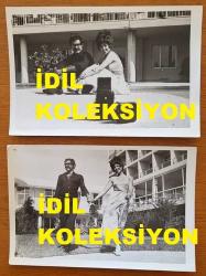 NEBAHAT ÇEHRE'NİN ORİJİNAL 2'Lİ FOTOĞRAF SETİ - 18 x 12 cm EBADINDA - NEBAHAT ÇEHRE, DEMİR KARAHAN'LA EVLERİN ARASINDA EL ELE DOLAŞIP BİRLİKTE OTURUP POZ VERİRKEN ÇEKİLMİŞ 2 FARKLI KARE