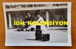 NEBAHAT ÇEHRE'NİN ORİJİNAL 2'Lİ FOTOĞRAF SETİ - 18 x 12 cm EBADINDA - NEBAHAT ÇEHRE, DEMİR KARAHAN'LA EVLERİN ARASINDA EL ELE DOLAŞIP BİRLİKTE OTURUP POZ VERİRKEN ÇEKİLMİŞ 2 FARKLI KARE