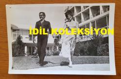 NEBAHAT ÇEHRE'NİN ORİJİNAL 2'Lİ FOTOĞRAF SETİ - 18 x 12 cm EBADINDA - NEBAHAT ÇEHRE, DEMİR KARAHAN'LA EVLERİN ARASINDA EL ELE DOLAŞIP BİRLİKTE OTURUP POZ VERİRKEN ÇEKİLMİŞ 2 FARKLI KARE