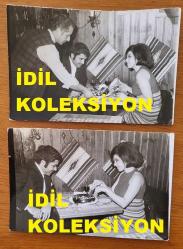 NEBAHAT ÇEHRE'NİN ORİJİNAL 2'Lİ FOTOĞRAF SETİ - 18 x 12 cm EBADINDA - NEBAHAT ÇEHRE, DEMİR KARAHAN'LA KARŞILIKLI PASTA YİYİP ŞARAP İÇERKEN ÇEKİLMİŞ 2 ÖZEL KARE