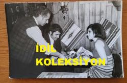 NEBAHAT ÇEHRE'NİN ORİJİNAL 2'Lİ FOTOĞRAF SETİ - 18 x 12 cm EBADINDA - NEBAHAT ÇEHRE, DEMİR KARAHAN'LA KARŞILIKLI PASTA YİYİP ŞARAP İÇERKEN ÇEKİLMİŞ 2 ÖZEL KARE