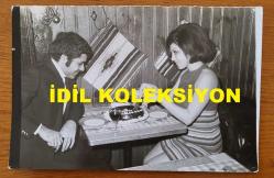 NEBAHAT ÇEHRE'NİN ORİJİNAL 2'Lİ FOTOĞRAF SETİ - 18 x 12 cm EBADINDA - NEBAHAT ÇEHRE, DEMİR KARAHAN'LA KARŞILIKLI PASTA YİYİP ŞARAP İÇERKEN ÇEKİLMİŞ 2 ÖZEL KARE