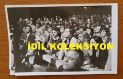 NEBAHAT ÇEHRE'NİN ORİJİNAL 6'LI FOTOĞRAF SETİ - 18 x 12 cm EBADINDA - NEBAHAT ÇEHRE, BASKETBOLCU EŞİ YAVUZ DEMİR'LE BİRLİKTE BİR MÜSABAHA İZLERKEN ÇEKİLMİŞ 6 FARKLI KARE. 1970'LER