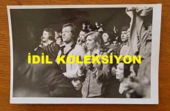 NEBAHAT ÇEHRE'NİN ORİJİNAL 6'LI FOTOĞRAF SETİ - 18 x 12 cm EBADINDA - NEBAHAT ÇEHRE, BASKETBOLCU EŞİ YAVUZ DEMİR'LE BİRLİKTE BİR MÜSABAHA İZLERKEN ÇEKİLMİŞ 6 FARKLI KARE. 1970'LER