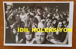NEBAHAT ÇEHRE'NİN ORİJİNAL 6'LI FOTOĞRAF SETİ - 18 x 12 cm EBADINDA - NEBAHAT ÇEHRE, BASKETBOLCU EŞİ YAVUZ DEMİR'LE BİRLİKTE BİR MÜSABAHA İZLERKEN ÇEKİLMİŞ 6 FARKLI KARE. 1970'LER
