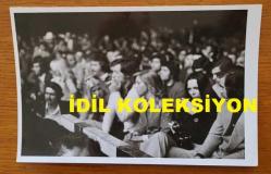 NEBAHAT ÇEHRE'NİN ORİJİNAL 6'LI FOTOĞRAF SETİ - 18 x 12 cm EBADINDA - NEBAHAT ÇEHRE, BASKETBOLCU EŞİ YAVUZ DEMİR'LE BİRLİKTE BİR MÜSABAHA İZLERKEN ÇEKİLMİŞ 6 FARKLI KARE. 1970'LER