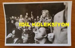 NEBAHAT ÇEHRE'NİN ORİJİNAL 6'LI FOTOĞRAF SETİ - 18 x 12 cm EBADINDA - NEBAHAT ÇEHRE, BASKETBOLCU EŞİ YAVUZ DEMİR'LE BİRLİKTE BİR MÜSABAHA İZLERKEN ÇEKİLMİŞ 6 FARKLI KARE. 1970'LER