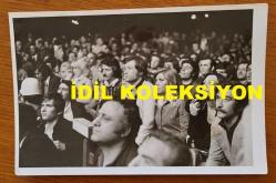 NEBAHAT ÇEHRE'NİN ORİJİNAL 6'LI FOTOĞRAF SETİ - 18 x 12 cm EBADINDA - NEBAHAT ÇEHRE, BASKETBOLCU EŞİ YAVUZ DEMİR'LE BİRLİKTE BİR MÜSABAHA İZLERKEN ÇEKİLMİŞ 6 FARKLI KARE. 1970'LER