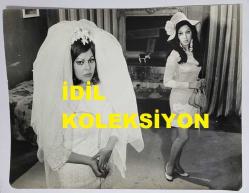 NEBAHAT ÇEHRE'NİN ORİJİNAL BÜYÜK BOY FOTOĞRAFI - 24 x 18 cm EBADINDA - NEBAHAT ÇEHRE ''KİRLİ YÜZLÜ MELEK (1969)'' ADLI YEŞİLÇAM FİLMİNDE GELİNLİK GİYDİĞİ SAHNEDE FİGEN SAY'LA AYNI KAREDEYKEN ÇEKİLMİŞ NET KALİTEDE BİR FOTOĞRAF