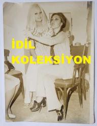 AYFER BAŞIBÜYÜK ve NEBAHAT ÇEHRE'NİN ORİJİNAL BÜYÜK BOY FOTOĞRAFI - 24 x 18 cm EBADINDA - NEBAHAT ÇEHRE, 60'LAR ve 70'LERİN YEŞİLÇAM ŞARKICILARINDAN AYFER BAŞIBÜYÜK BİRLİKTE ZAMAN GEÇİRDİKLERİ SIRADA AYFER BAŞIBÜYÜK, NEBAHAT ÇEHRE'YE SARILIP POZ VERDİĞİ AN ÇEKİLMİŞ BİR FOTOĞRAF... ÖZEL ARŞİV