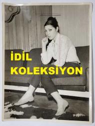 NEBAHAT ÇEHRE'NİN ORİJİNAL BÜYÜK BOY 2'Lİ FOTOĞRAF SETİ - 24 x 18 cm EBADINDA - NEBAHAT ÇEHRE, KENDİSİNE GELEN MEKTUPLARI EVİNDE GÖSTERİRKEN ve KOLTUKTA KADRAJA POZ VERİRKEN ÇEKİLMİŞ NET KALİTEDE 2 FOTOĞRAF... ÖZEL ARŞİV