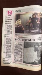 GÜNEŞ GENÇLİK DERGİSİ - GÜNEŞ'İN PARASIZ EKİDİR 7 ŞUBAT -  AUDREY LANDERS - LINDA GRAY - JOAN COLLINS - PAMELA BELWOOD - MORGAN FAIRCHILD - VICTORIA PRINCIPAL - TEKİN ÖZERTEM - SUAVİ KARAİBRAHİMGİL - MUSTAFA YOLAŞAN - HAMİD LEMİ ATLI - TÜLİN KORMAN - SELAHATTİN İÇLİ - OYA NURDAN TEKTEN - EDA ŞİMŞEK - ALİ OSMAN AKKUŞ - NURSAL ÜNSAL BİRTEK - EROL BİNGÖL - BRENDA VACCARO - DODE RAMBO - GENE HACKMAN - AL PACINO - DOROTHY TRISTAN - ANN WEDGEWORT - BLAKE EDWARDS - TONY CURTIS - JANET LEIGH - KEENAN WYNN - LINDA CHRISTIAN - PEYAMİ SAFA - SALİH DIRİKLİK - OĞUZ TUNÇ - NERGİS KUMBASAR - PEMBE MUTLU - YUSUF SEZGİN - AGAH HÜN - NERİMAN KÖKSAL - MUHTEREM NUR - BERHAN ŞİMŞEK  AUDREY LANDERS: DALLAS’IN EN SEKSİ YILDIZI - AMACI BEYAZPERDE - GENÇLERİN SORUNLARI PROGRAMI: TEKİN ÖZERTEM VE SUAVİ - SANAT GECESİ: HAMİD LEMİ ATLI’NIN ESERLERİ - KAĞIT BEBEKLER DİZİSİ: ENTRİKALAR VE BRENDA VACCARO - PAZAR SİNEMASI: GENE HACKMAN VE AL PACINO İLE “KORKULUK” - TV’DE SİNEMA: “ŞAHANE İZİN” - YENİ DİZİ: P -24 SAYFA