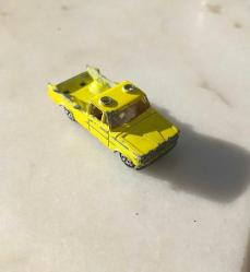 MAJORETTE MODEL FRANSA MALI OYUNCAK ARABA FOTOĞRAFTA GÖRDÜĞÜNÜZ GİBİDİR.CAMLARI KIRIK.  KOLEKSİYONLUK NADİR