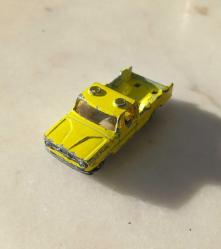 MAJORETTE MODEL FRANSA MALI OYUNCAK ARABA FOTOĞRAFTA GÖRDÜĞÜNÜZ GİBİDİR.CAMLARI KIRIK.  KOLEKSİYONLUK NADİR