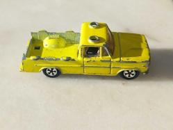 MAJORETTE MODEL FRANSA MALI OYUNCAK ARABA FOTOĞRAFTA GÖRDÜĞÜNÜZ GİBİDİR.CAMLARI KIRIK.  KOLEKSİYONLUK NADİR