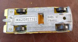 MAJORETTE MODEL FRANSA MALI OYUNCAK ARABA FOTOĞRAFTA GÖRDÜĞÜNÜZ GİBİDİR.CAMLARI KIRIK.  KOLEKSİYONLUK NADİR
