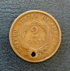 ABD, 2 Cent (Amerikan İç Savaşı Dönemi) 1866/Nadir. Bakır-Bronz (Delikli Haliyle). Resimde Görülen Para; Generaller Grant ve Lee'nin İç Savaş'ta Önemli Zaferler Elde Etmesiyle 1864'te Piyasaya Sürülen Bu Bakır-Bronz 2 Sentlik Madeni Paralar, Savaş Döneminde Yaşanan Ciddi Madeni Para Kıtlığı Sırasında Para Üstü Vermeye Yardımcı Olmuştur. Sadece Philadelphia'da Basılan 2 Sentlik Madeni Paraların Basımı, 1866'dan İtibaren Hızla Azalmış ve Son Kez 1872'de Dolaşıma Şokulmuştur.