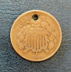 ABD, 2 Cent (Amerikan İç Savaşı Dönemi) 1866/Nadir. Bakır-Bronz (Delikli Haliyle). Resimde Görülen Para; Generaller Grant ve Lee'nin İç Savaş'ta Önemli Zaferler Elde Etmesiyle 1864'te Piyasaya Sürülen Bu Bakır-Bronz 2 Sentlik Madeni Paralar, Savaş Döneminde Yaşanan Ciddi Madeni Para Kıtlığı Sırasında Para Üstü Vermeye Yardımcı Olmuştur. Sadece Philadelphia'da Basılan 2 Sentlik Madeni Paraların Basımı, 1866'dan İtibaren Hızla Azalmış ve Son Kez 1872'de Dolaşıma Şokulmuştur.