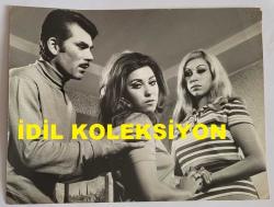 NEBAHAT ÇEHRE'NİN ORİJİNAL BÜYÜK BOY FOTOĞRAFI - 24 x 18 cm EBADINDA - NEBAHAT ÇEHRE ve SAMİ TUNÇ BİR YEŞİLÇAM FİLMİ SAHNESİNDE AYNI KAREDELERKEN ÇEKİLMİŞ NET KALİTEDE BİR FOTOĞRAF