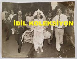 NEBAHAT ÇEHRE'NİN ORİJİNAL BÜYÜK BOY FOTOĞRAFI - 24 x 18 cm EBADINDA - NEBAHAT ÇEHRE ve SAMİ TUNÇ BİR YEŞİLÇAM FİLMİ SAHNESİNDE AYNI KAREDELERKEN ÇEKİLMİŞ BİR FOTOĞRAF. NEBAHAT ÇEHRE GELİNLİKLE KOŞARKEN...