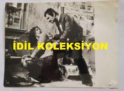 NEBAHAT ÇEHRE'NİN ORİJİNAL BÜYÜK BOY FOTOĞRAFI - 24 x 18 cm EBADINDA - NEBAHAT ÇEHRE BİR YEŞİLÇAM FİLMİ SAHNESİNDEYKEN ÇEKİLMİŞ BİR KARE. 1975