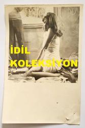 NEBAHAT ÇEHRE'NİN ORİJİNAL FOTOĞRAFI - 18 x 12 cm EBADINDA - NEBAHAT ÇEHRE BİR YEŞİLÇAM FİLMİ SAHNESİNDEYKEN ÇEKİLMİŞ BİR KARE. 1975