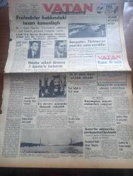 Vatan Gazetesi - Turkish Newspaper - 22 Temmuz 1953 - içiniz rahat olsun yazan Ahmet Emin Yalman Başmakale - profesörler hakkındaki tasarı kanunlaştı - Adnan Menderes CHP ileri gelenleri ile konuştu - meclisten çıkarılan Kamil Boran fotoğraf - Milli eğitim Bakanı Rıfkı Salim burçak fotoğraf - Malatya suikasti davasına 3 Ağustos'ta başlanıyor - Sovyetler Türkiye'ye yeni bir nota verdiler - Millet Partisinden bazı evraklar alındı - Musaddık mezarlıkta bayıldı - Hürriyet Partisi kurulacağı haberi yalanlandı - Yeni Sabah gazetesinin yeni yalanı - Polonya'da çarpışma olduğu bildiriliyor - Kore'de mütareke görüşmeleri hızlandı - Türkiye Yugoslavya ve Yunanistan arasında iktisadi yakınlık - boğaza inşa edilecek asma köprü Ortaköy ile Beylerbeyi arasında köprü maketi fotoğraf - Kasımpaşa askeri ambarları yanıyor - Amerikan filosu bugün geliyor - yeni hava meydanı lokantası Cumhuriyet bayramında açılacak - 38 Halkevi kütüphane oluyor - Celal Bayar'ın kabulü - Piskopos Makarios ile  mülakat