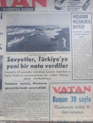 Vatan Gazetesi - Turkish Newspaper - 22 Temmuz 1953 - içiniz rahat olsun yazan Ahmet Emin Yalman Başmakale - profesörler hakkındaki tasarı kanunlaştı - Adnan Menderes CHP ileri gelenleri ile konuştu - meclisten çıkarılan Kamil Boran fotoğraf - Milli eğitim Bakanı Rıfkı Salim burçak fotoğraf - Malatya suikasti davasına 3 Ağustos'ta başlanıyor - Sovyetler Türkiye'ye yeni bir nota verdiler - Millet Partisinden bazı evraklar alındı - Musaddık mezarlıkta bayıldı - Hürriyet Partisi kurulacağı haberi yalanlandı - Yeni Sabah gazetesinin yeni yalanı - Polonya'da çarpışma olduğu bildiriliyor - Kore'de mütareke görüşmeleri hızlandı - Türkiye Yugoslavya ve Yunanistan arasında iktisadi yakınlık - boğaza inşa edilecek asma köprü Ortaköy ile Beylerbeyi arasında köprü maketi fotoğraf - Kasımpaşa askeri ambarları yanıyor - Amerikan filosu bugün geliyor - yeni hava meydanı lokantası Cumhuriyet bayramında açılacak - 38 Halkevi kütüphane oluyor - Celal Bayar'ın kabulü - Piskopos Makarios ile  mülakat