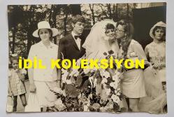 NEBAHAT ÇEHRE'NİN ORİJİNAL FOTOĞRAFI - 18 x 12 cm EBADINDA - NEBAHAT ÇEHRE, TEYZESİNİN DÜĞÜNÜNDE GELİN ve DAMATLA ÖPÜŞÜP KUTLARKEN ÇEKİLMİŞ NET KALİTEDE BİR HATIRA FOTOĞRAFI... ÖZEL ARŞİV.