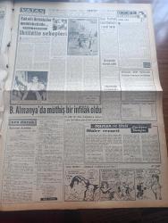 Vatan Gazetesi - Turkish Newspaper - 14 Aralık 1959 - yeni bir devrin eşiğinde yazan Ahmet Emin Yalman Başmakale - makarios Kıbrıs Cumhurbaşkanı - yılbaşı sebebiyle çam katliamı başladı - Şemsettin Günaltay dünya barış'a doğru yeni bir devrin eşiğinde dedi - CHP Genel sekreteri İsmail Rüştü Aksal'ın konuşması - geyikli olaylarından sanık Demokrat partililerin bugün duruşması yapılacak - vecizeler Kongresi - Türkiye ile Polonya tek koltuğu bölüştü - Rus kemancısı M. Bezrodni İstanbul'da - Şeref stadında sis fotoğraf - Hikaye He kahvesi yazan Abdullah Aşçı - sakallı ihtilalciler memleketinde yazan Orhan Karaveli - Batı Almanya'da müthiş bir infilak oldu - elmanın yarısı yazan Oktay Akbal - Gazi terbiye enstitüsü'nde siyasi baskı - Yahya Kemal'le sohbetler - sütunlar arasında - İstanbul'da sinema tiyatro programı - İstanbul Ankara Radyosu Programı - Cumhuriyet Halk Partisi Kongresi Demokrat Parti lokalinde yapıldı - bozuk Beşiktaş ankaragücü'nü yendi fotoğraf - Karşıyaka Galatasaray 0 0