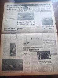Vatan Gazetesi - Turkish Newspaper - 14 Aralık 1959 - yeni bir devrin eşiğinde yazan Ahmet Emin Yalman Başmakale - makarios Kıbrıs Cumhurbaşkanı - yılbaşı sebebiyle çam katliamı başladı - Şemsettin Günaltay dünya barış'a doğru yeni bir devrin eşiğinde dedi - CHP Genel sekreteri İsmail Rüştü Aksal'ın konuşması - geyikli olaylarından sanık Demokrat partililerin bugün duruşması yapılacak - vecizeler Kongresi - Türkiye ile Polonya tek koltuğu bölüştü - Rus kemancısı M. Bezrodni İstanbul'da - Şeref stadında sis fotoğraf - Hikaye He kahvesi yazan Abdullah Aşçı - sakallı ihtilalciler memleketinde yazan Orhan Karaveli - Batı Almanya'da müthiş bir infilak oldu - elmanın yarısı yazan Oktay Akbal - Gazi terbiye enstitüsü'nde siyasi baskı - Yahya Kemal'le sohbetler - sütunlar arasında - İstanbul'da sinema tiyatro programı - İstanbul Ankara Radyosu Programı - Cumhuriyet Halk Partisi Kongresi Demokrat Parti lokalinde yapıldı - bozuk Beşiktaş ankaragücü'nü yendi fotoğraf - Karşıyaka Galatasaray 0 0