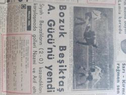 Vatan Gazetesi - Turkish Newspaper - 14 Aralık 1959 - yeni bir devrin eşiğinde yazan Ahmet Emin Yalman Başmakale - makarios Kıbrıs Cumhurbaşkanı - yılbaşı sebebiyle çam katliamı başladı - Şemsettin Günaltay dünya barış'a doğru yeni bir devrin eşiğinde dedi - CHP Genel sekreteri İsmail Rüştü Aksal'ın konuşması - geyikli olaylarından sanık Demokrat partililerin bugün duruşması yapılacak - vecizeler Kongresi - Türkiye ile Polonya tek koltuğu bölüştü - Rus kemancısı M. Bezrodni İstanbul'da - Şeref stadında sis fotoğraf - Hikaye He kahvesi yazan Abdullah Aşçı - sakallı ihtilalciler memleketinde yazan Orhan Karaveli - Batı Almanya'da müthiş bir infilak oldu - elmanın yarısı yazan Oktay Akbal - Gazi terbiye enstitüsü'nde siyasi baskı - Yahya Kemal'le sohbetler - sütunlar arasında - İstanbul'da sinema tiyatro programı - İstanbul Ankara Radyosu Programı - Cumhuriyet Halk Partisi Kongresi Demokrat Parti lokalinde yapıldı - bozuk Beşiktaş ankaragücü'nü yendi fotoğraf - Karşıyaka Galatasaray 0 0